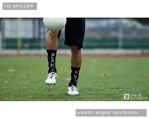 掌握足球颠球技巧的秘诀与训练方法分享让你轻松成为颠球高手 掌握足球颠球技巧的秘诀与训练方法分享让你轻松成为颠球高手